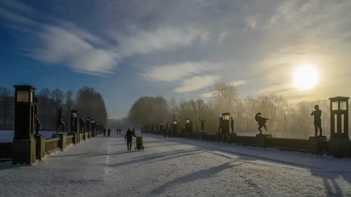 Fra Vigelandsbroen i Oslo i vinterdrakt.