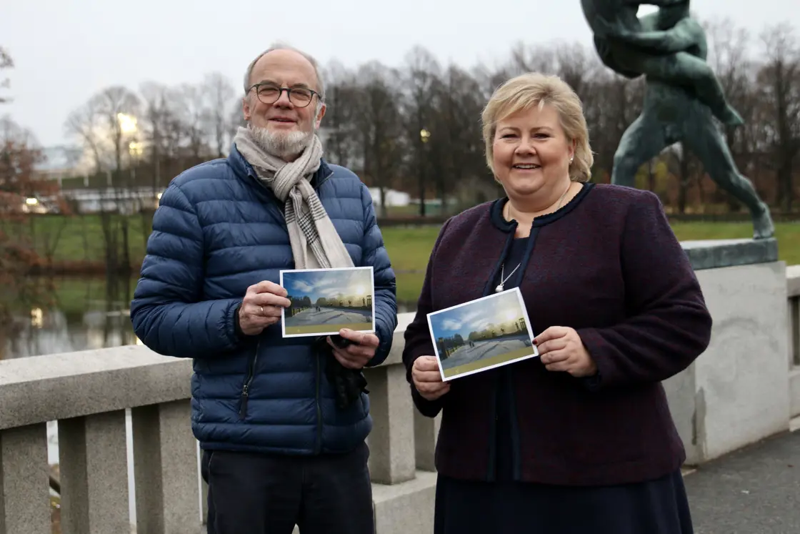 Erna Solberg møtte årets julekortfotograf Haakon Christensen i Vigelandsparken i dag.