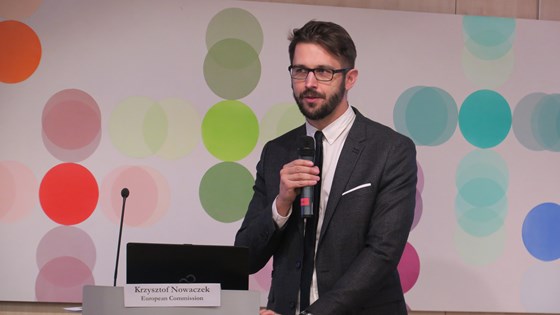 Krzysztof Nowaczek fra Europakommisjonen presenterte forslaget. Foto: Tord Lauvland Bjørnevik 