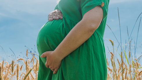 Gravid kvinne i grønn kjole
