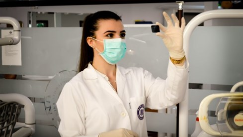 Kvinne i laboratorium 