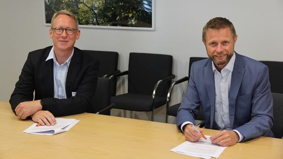 Bent Høie og Hans Christian Lillehagen signerer avtale