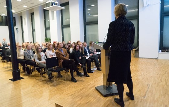 Regjeringsråd Nina Frisak snakker til jusstudentene fra Universitetet i Oslo. 