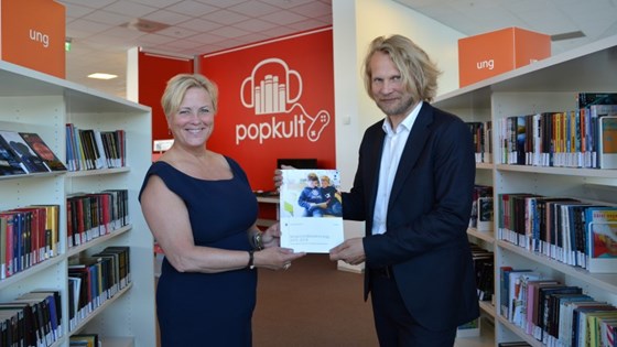 Kulturminister Thorhild Widvey og Nasjonalbibliotekets direktør Aslak Sira Myhre lanserer Nasjonal bibliotekstrategi 12. august 2015 i Drammen bibliotek.