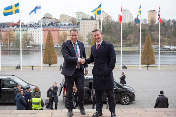Forsvarsminister Bjørn Arild Gram deltar på det nordiske forsvarsministermøtet i Stockholm. Her sammen med sin svenske kollega. 