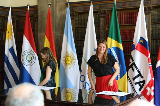 Bildet viser Næringsminister Cecilie Myrseth som signerte handelsavtale med Mercosur-landene Argentina, Brasil, Paraguay og Uruguay. (T.v.) Viseminister for økonomiske forbindelser og integrering  i Paraguay, Patricia Frutos.