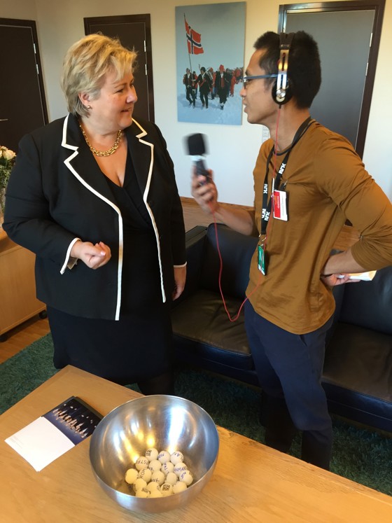 Statsministeren blir intervjuet av julekortkonkurransen av Norgesglasset fra NRK P1.