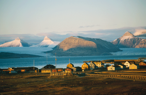 Figur 8.4 I Ny-Ålesund driver Kings Bay AS en moderne internasjonal base for klima- og miljøforskning og overvåking i Arktis. 11 nasjoner i tillegg til Norge har egne forskningsstasjoner i Ny-Ålesund, og i 2005 åpnet Kings Bay AS verdens nordligste marine labo...