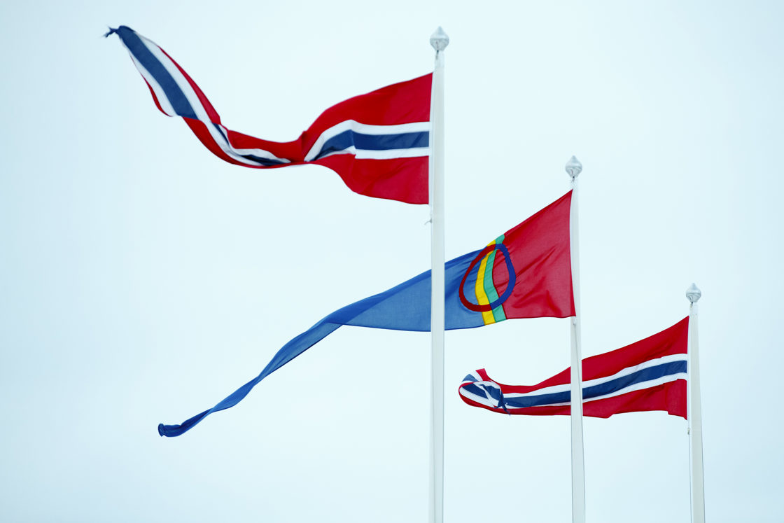 samisk og norske flag i vinden