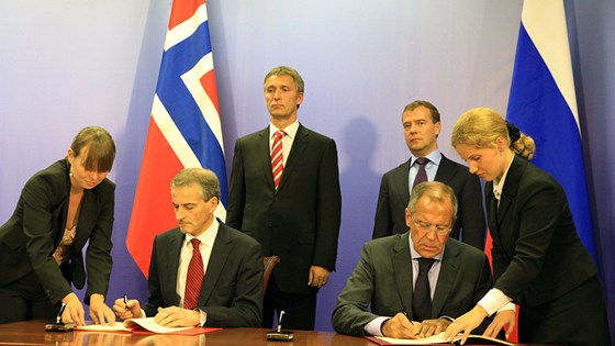 Utenriksministrene Støre og Lavrov undertegner avtalen i Murmansk 15.09.2010. Foto: M.Kopstad/UD