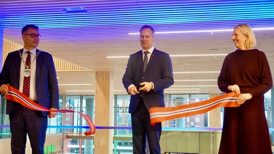 Samferdselsminister Nygård klippet snora da nye Trondheim S ble offisielt åpnet.