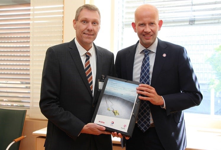 Minister of Petroleum and Energy Tord Lien with Atle Reinseth