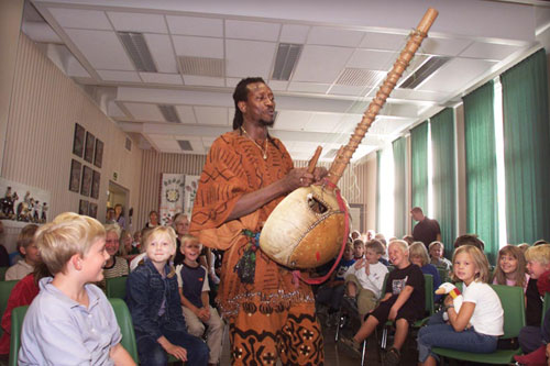 Figur 4.1 Solo Cissokho formidlar afrikansk musikk for elevar ved Uranienborg
 skule i Oslo.