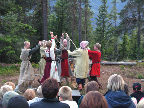 Figur 5.1 Scene frå Gardbergspelet «Eg Gudgjest, rita
 runene».