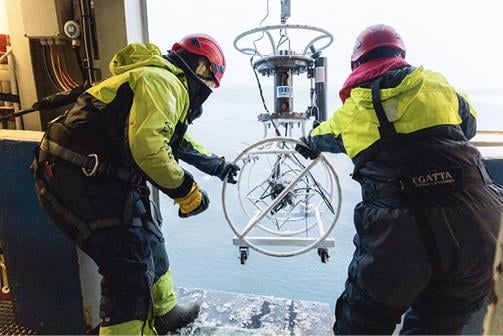Studenter tar CTD-profil i Isfjorden for å undersøke innstrømming av varmt atlanterhavsvann under tokt i april 2025. Foto: Dris Abdennour / UNIS