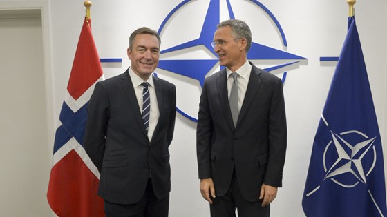 Forsvarsminister Frank Bakke-Jensen og generalsekretær i NATO, Jens Stoltenberg under forsvarsministermøtet i november 2017. Foto: NATO