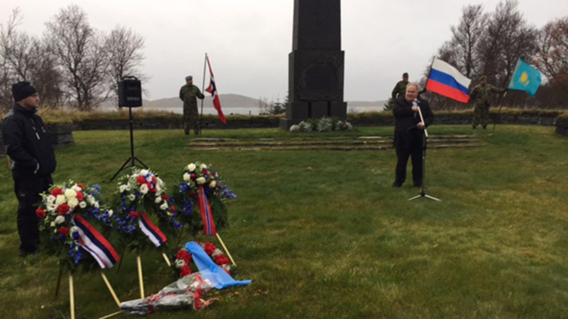 Statssekretær Bård Folke Fredriksen taler ved gjenåpningen av Tjøtta.