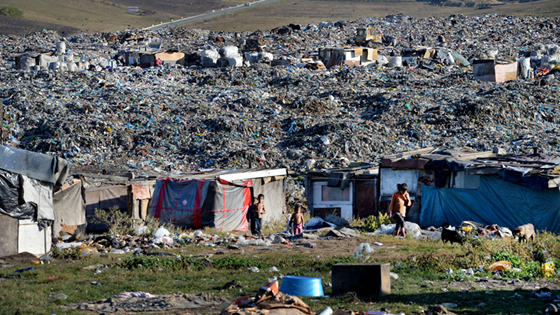 The Pata Rata rubbish dump outside the city of Cluj in Romania will close in 2015. Funding from the Norway Grants has been allocated to provide people living on the dump with housing, education and other social services. Photo: Jens Petter Søraa, Adresseavisen.