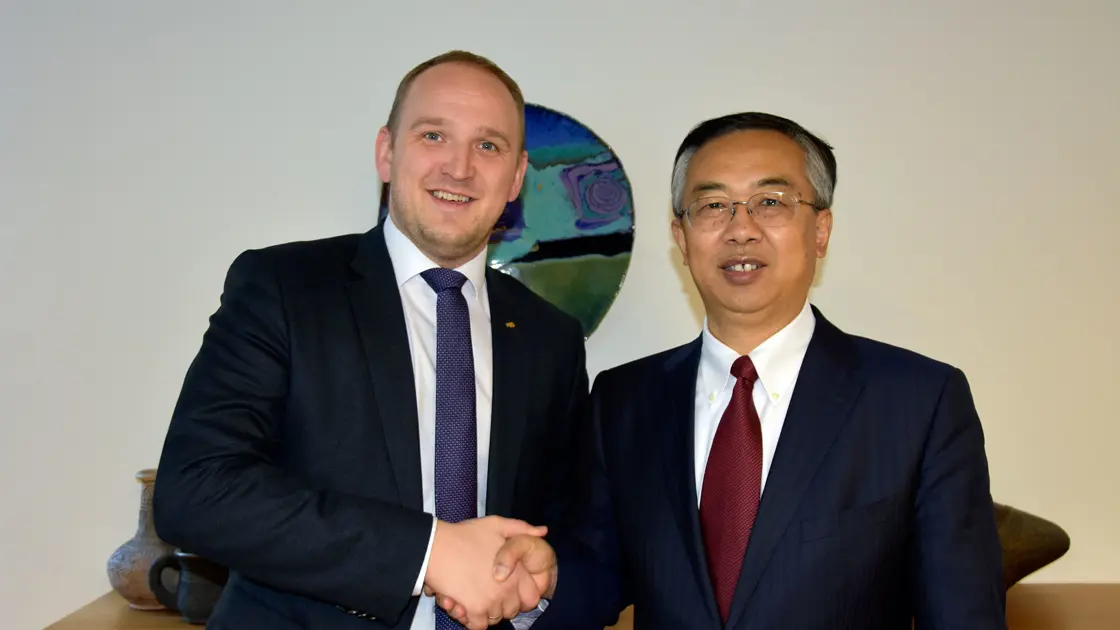 Landbruks- og matmnister Jon Georg Dale og H.E. Ambassador Wang Min under dagens møte. 