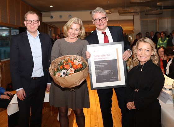 Von links: CEO von Innovation Norway Håkon Haugli, Ingunn und Johan Anstensrud von Den Sorte Havre und Ministerin für Landwirtschaft und Ernährung Sandra Borch.
