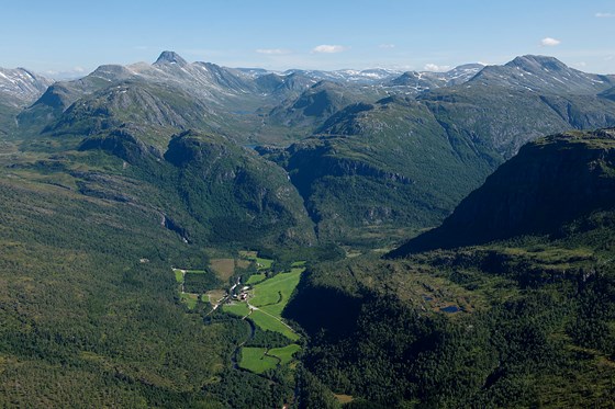 Kårvatn er ein fjellgard ved foten av Trollheimen, inst i Todalen. 