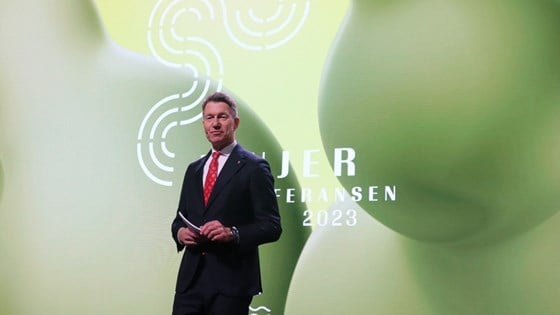Olje- og energiminister Terje Aasland på scenen under Offshore Norges årskonferanse