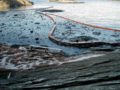 Figure 3.7 The Norwegian Pollution Control Authority’s emergency
 services for combating oil spills at work with bilge pumps in Bleivika
 near Haugesund after the sinking of the vessel “Green Ålesund” in
 December 2000.