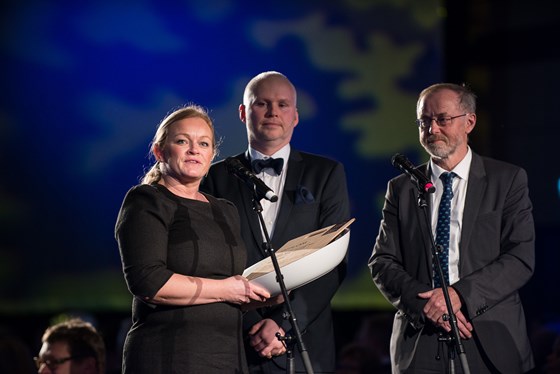 Departementsråd Leif Forsell og Charles Tjessem delte ut prisen Årets kjøtt til Gilde Nortura SA Oslo for årets ferske sommerlam – grillribbe naturell.