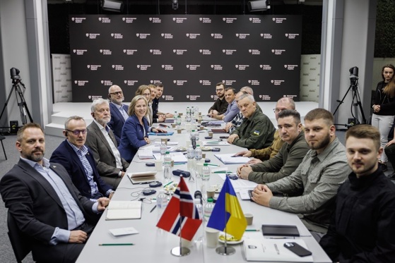 Marte Gerhardsen i møte med Ukrainas viseforsvarsminister Anatoly Klochko.