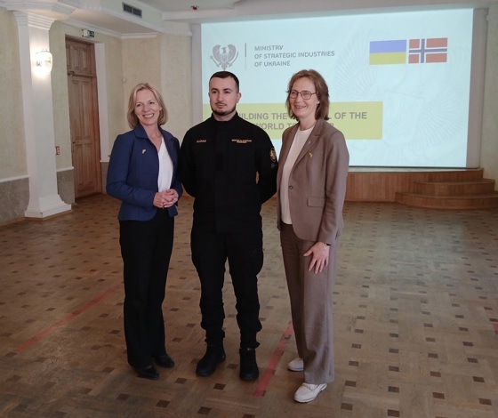 Marte Gerhardsen på besøk hos departementet for strategiske industrier sammen med direktør i Forsvarsmateriell Gro Jære