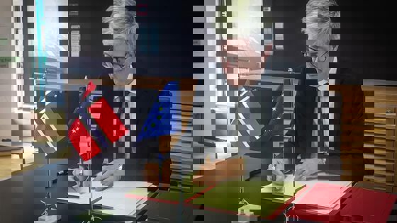 Ambassadør Rolf Einar Fife signerer innkjøpsavtalen JPA