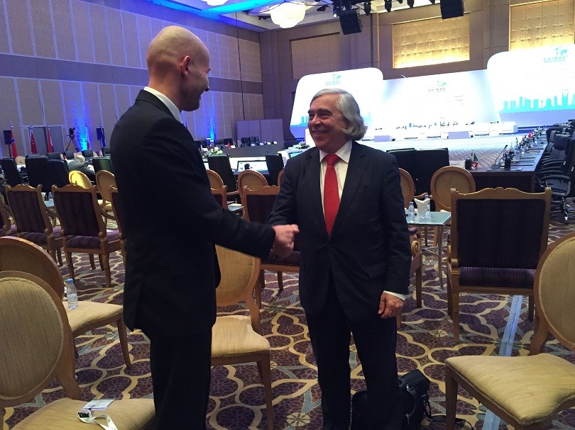 Olje- og energiminister Tord Lien sammen med USAs energiminister Ernest Moniz (Foto: OED).