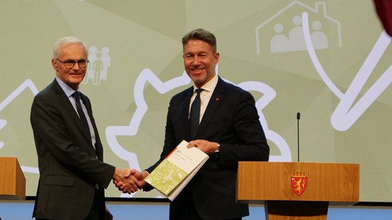 Lars Sørgard overleverer Energikommisjonens rapport til olje- og energiminister Terje Aasland.