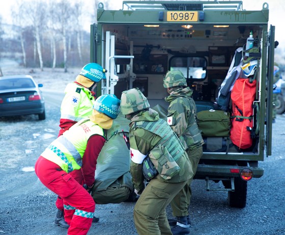 Sanitetspersonell fra Forsvaret samarbeider med sivilt ambulansepersonell under en nasjonal helseøvelse på Orkanger under NATO-øvelsen Trident Juncture 2018