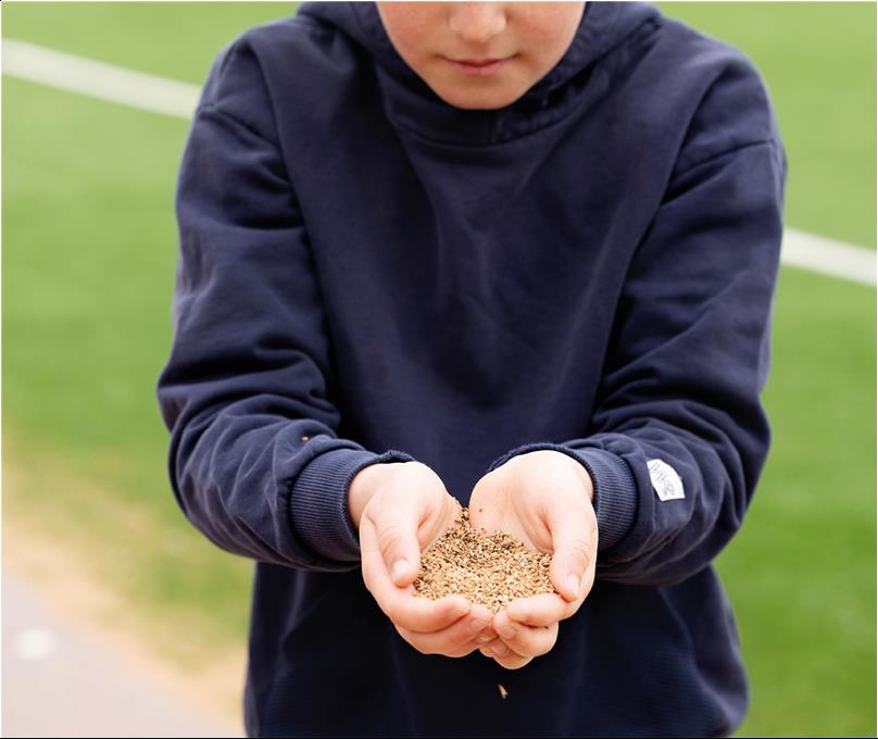 Illustrasjonsbilde av hender som holder gummigranulat