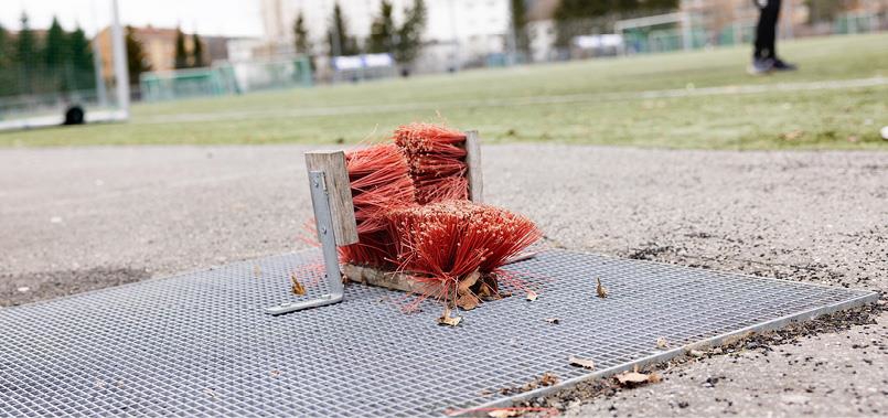 Illustrasjonsbilde av en rist og koster ved en kunstgressbane