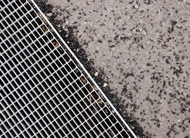 Nærbilde av en rist og gummigranulat