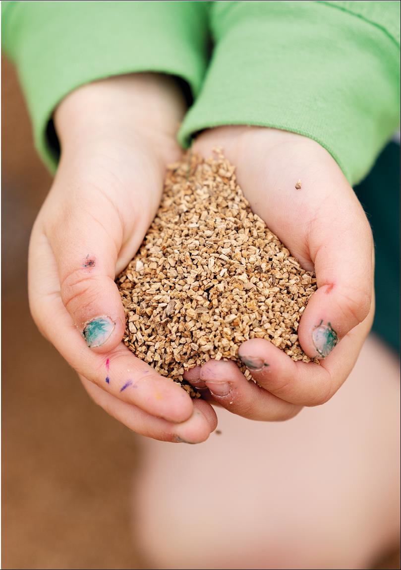 Illustrasjonsbilde av hender som holder gummigranulat