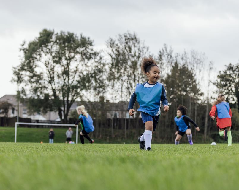 Illustrasjonsbilde av unge jenter som spiller fotball