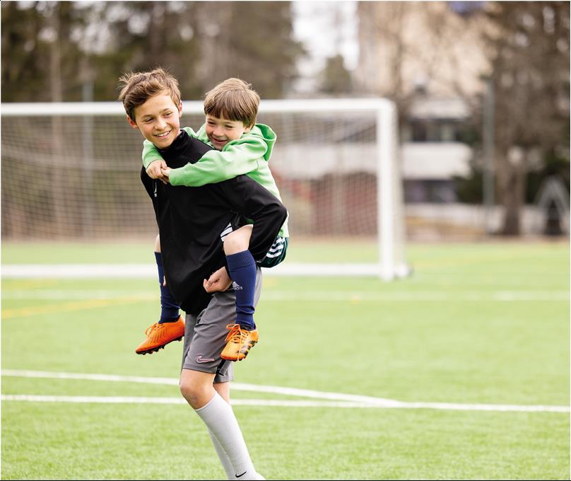Illustrasjonsbilde av to gutter på en kunstgressbane