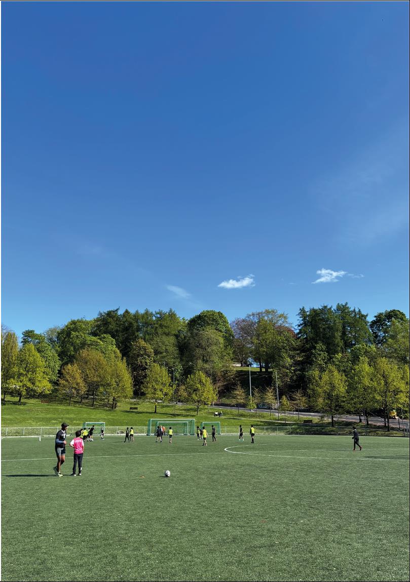 Illustrasjonsbilde av barn på en kunstgressbane