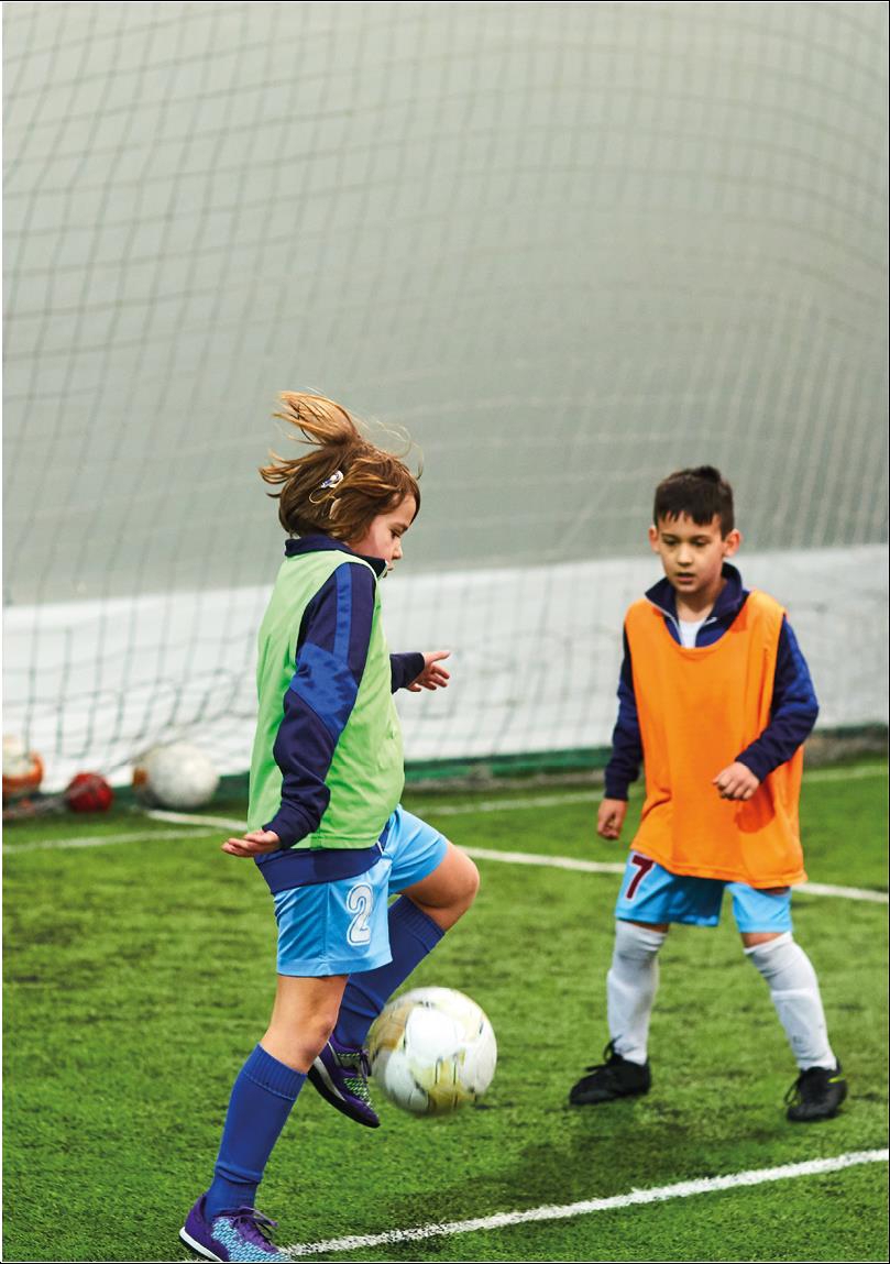 Illustrasjonsbilde av en jente og en gutt som spiller fotball