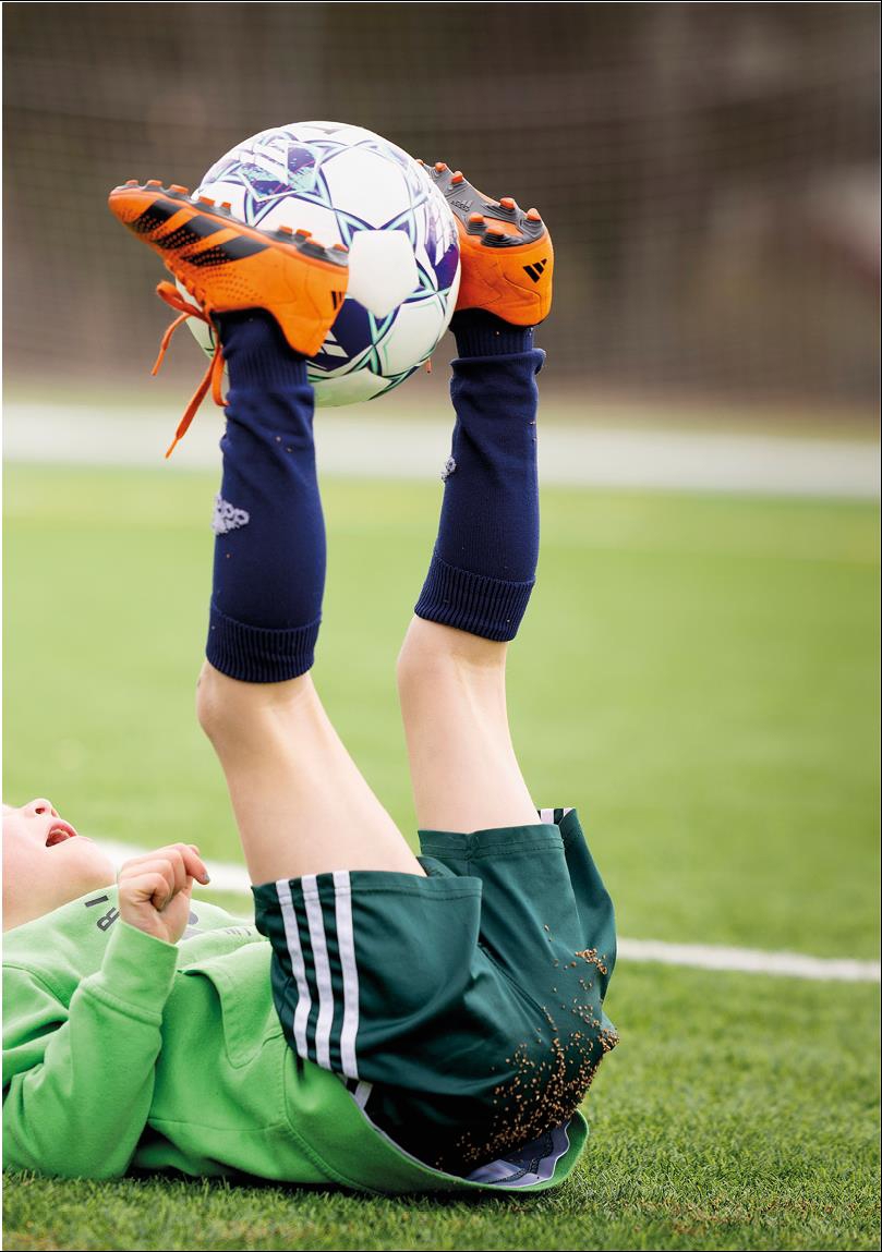 Illustrasjonsbilde av et barn med en fotball