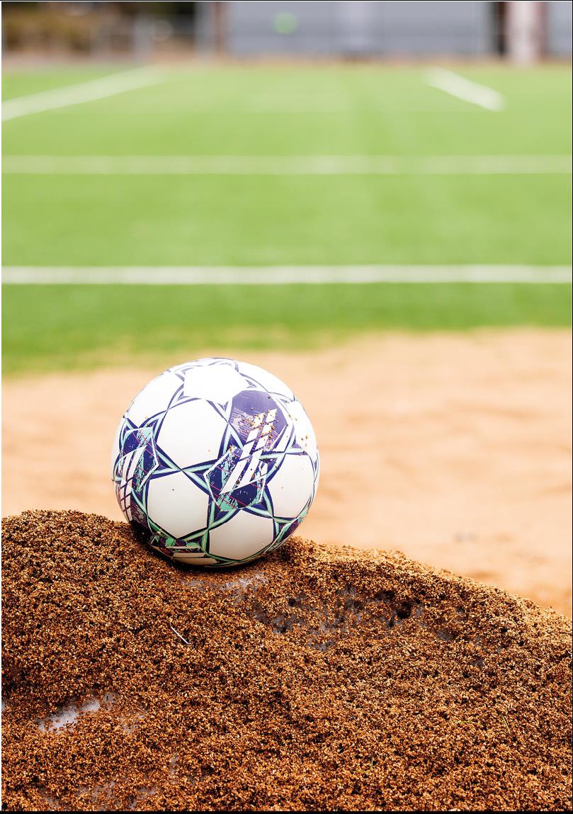 Illustrasjonsbilde av en fotball som ligger på toppen av en haug med gummigranulat