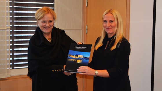 Kulturminister Thorhild Widvey og leder av panelet Sigrid Røyseng