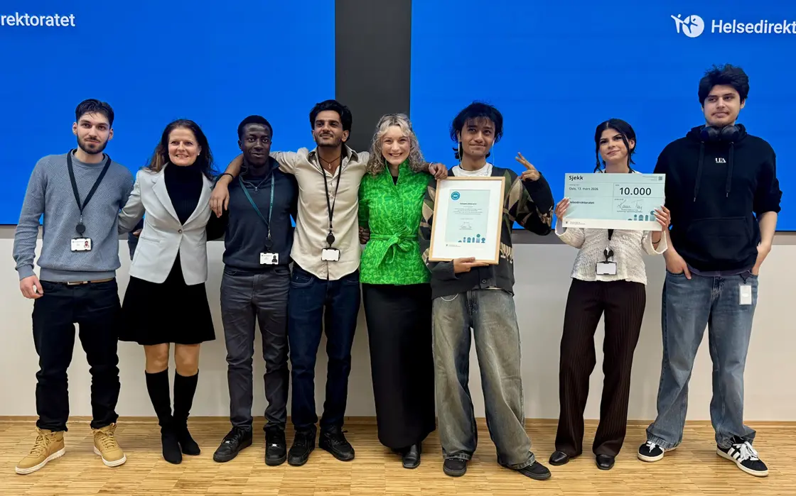 Prisen ble delt ut til helsedirektør Cathrine Marie Lofthus. På bildet er statsråd Tung sammen med helsedirektøren og 6 av de 9 lærlingene.