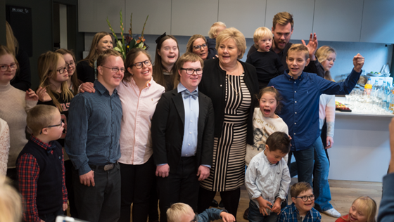 Statsminister Erna Solberg sammen med barn og unge på lanseringen av et digitalt informasjonssenter.