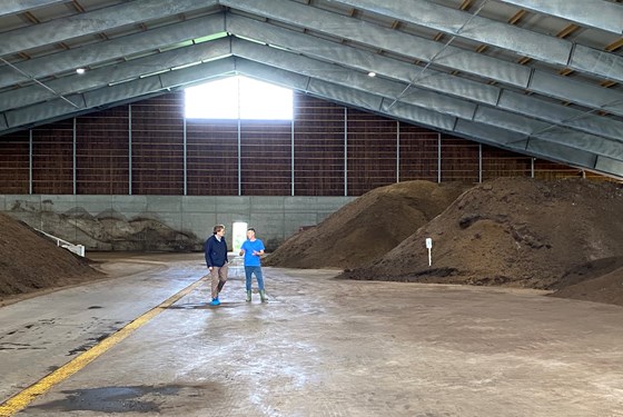 Geir Skadberg og Thor Refve i den nye hallen til Reve kompost.