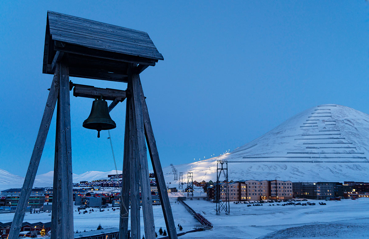 Figure 4.1 View from Skjæringa towards the town centre with avalanche barriers and slalom slope in the background.