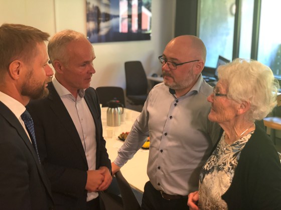 Bilde av Bent Høie og Jan Tore Sanner i samtale med pasientene Claud Arne Adriansen og Jenny Alice Timenes